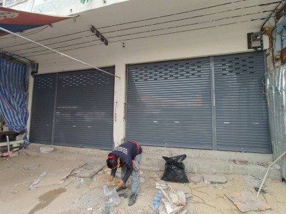 งานติดตั้งใหม่ประตูเหล็กม้วนระบบสปริงมือดึง